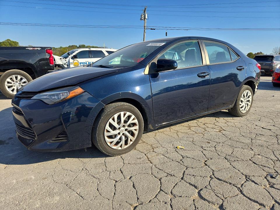 TOYOTA COROLLA 2018 с VIN 5YFBURHE1JP855458 - Снимка от търг