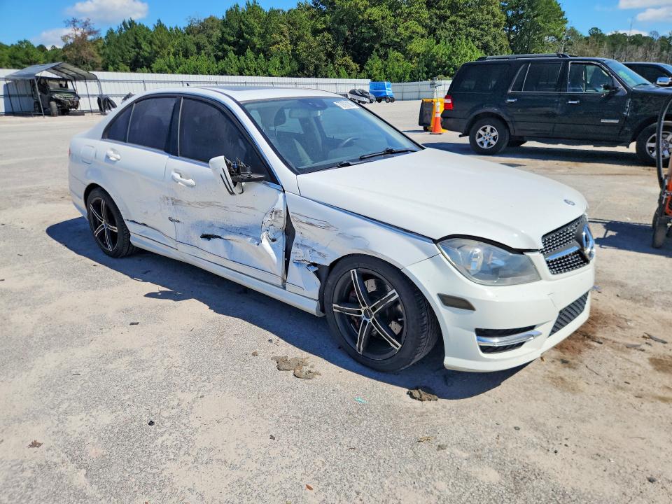 Снимка 4 от търг – 2014 MERCEDES-BENZ C с VIN WDDGF8ABXEG198828