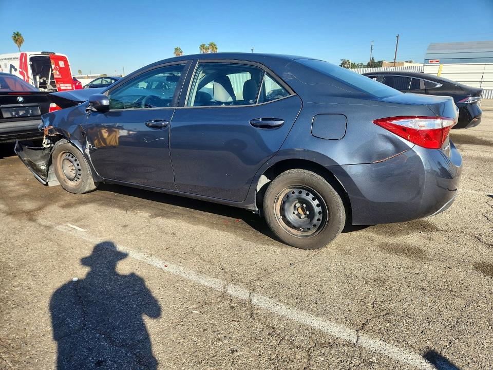 Снимка 2 от търг – 2016 TOYOTA COROLLA с VIN 5YFBURHE0GP429253
