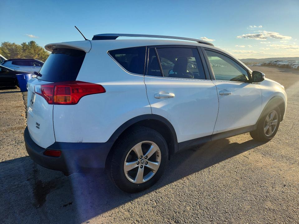 Снимка 3 от търг – 2015 TOYOTA RAV4 с VIN JTMRFREVXFD098440