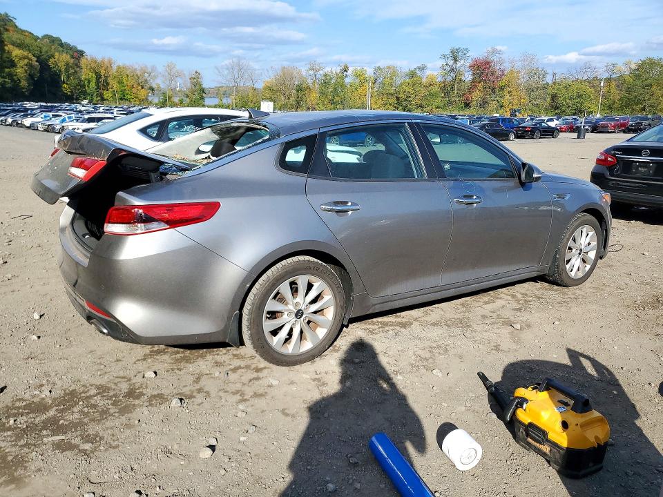 Фото 3 с аукциона – 2018 KIA OPTIMA с VIN 5XXGT4L3XJG270744