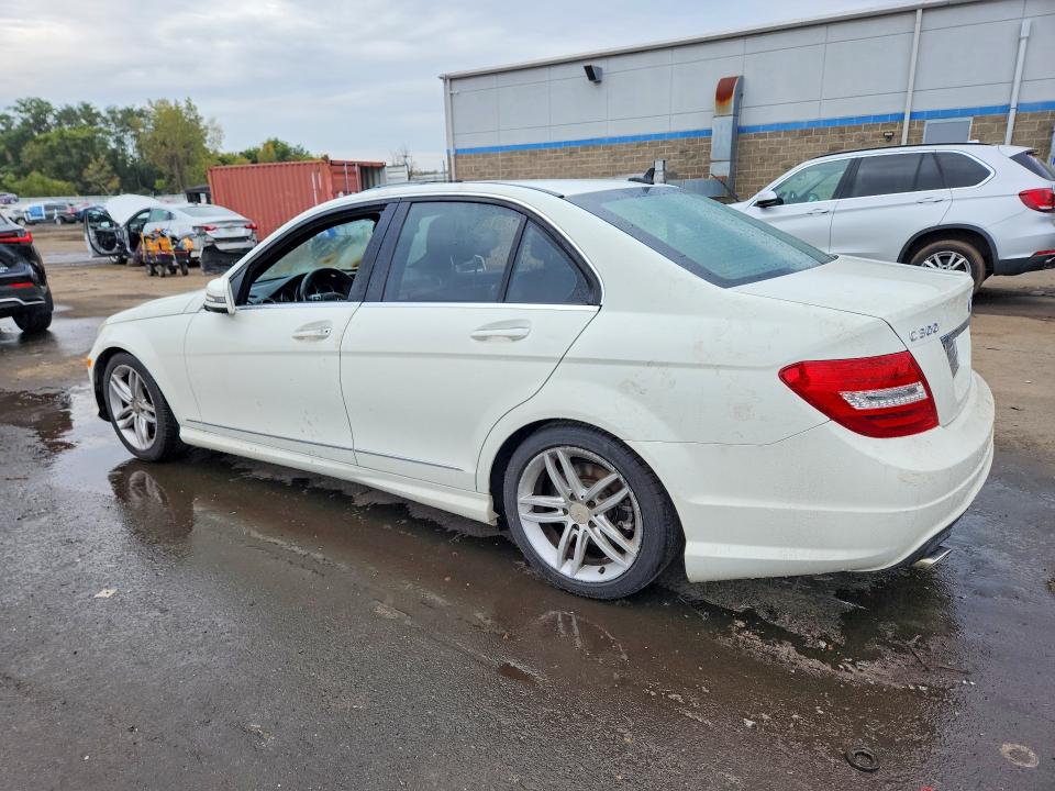 Снимка 2 от търг – 2012 MERCEDES-BENZ C с VIN WDDGF8BB4CR211220