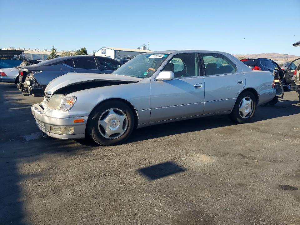 LEXUS LS 2000 مع رقم تعريف المركبة JT8BH28FXY0173377 - صورة من المزاد