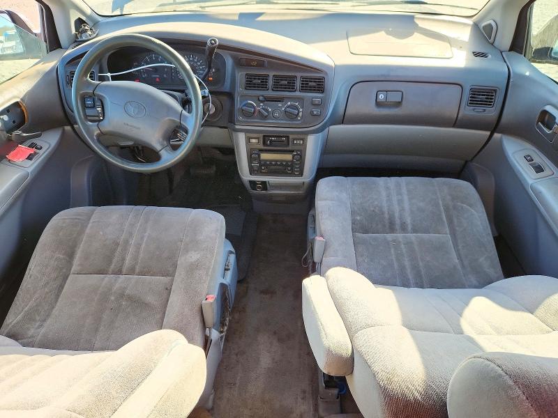 Photo 8 from auction – 2000 TOYOTA SIENNA with VIN 4T3ZF13C2YU186679