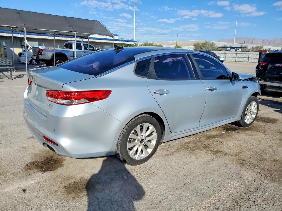 Foto 3 de la subasta – 2016 KIA OPTIMA con VIN 5XXGU4L32GG065182