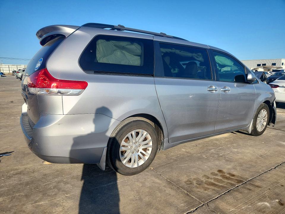 Photo 3 from auction – 2013 TOYOTA SIENNA with VIN 5TDYK3DCXDS351696