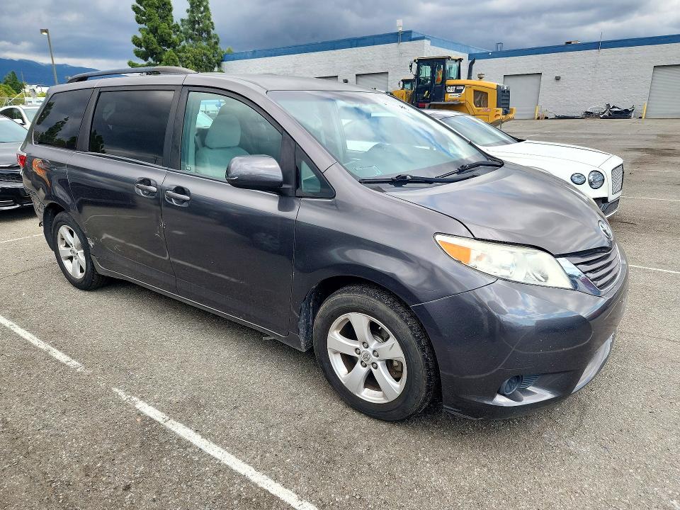 Снимка 4 от търг – 2017 TOYOTA SIENNA с VIN 5TDKZ3DC2HS784999