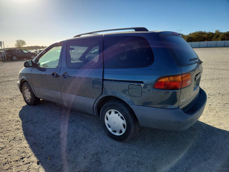 Photo 2 from auction – 2000 TOYOTA SIENNA with VIN 4T3ZF13C2YU186679