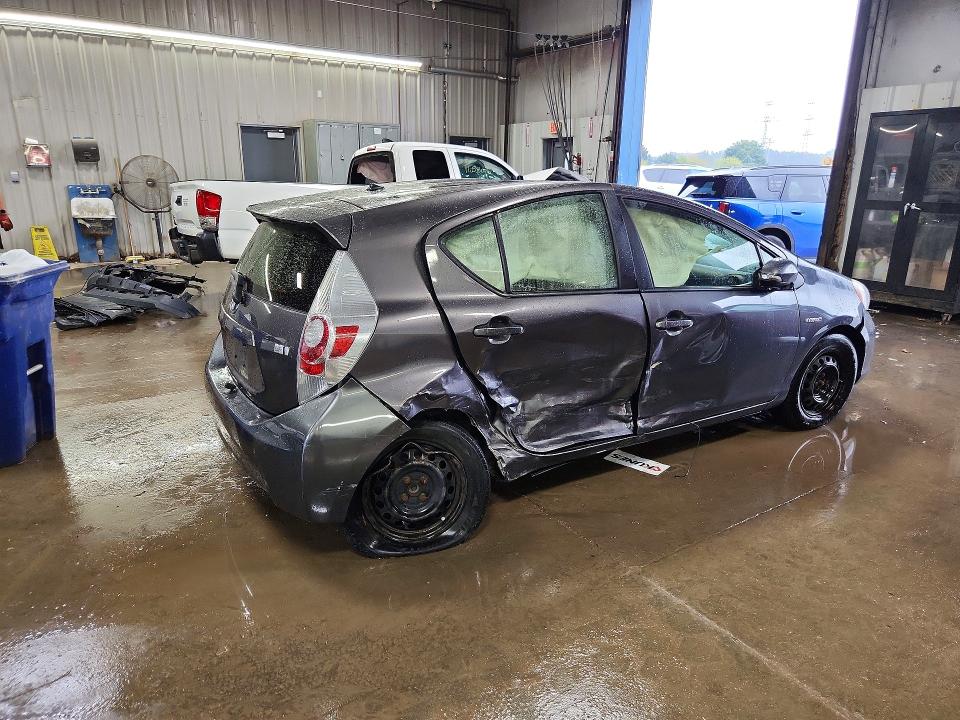 Снимка 3 от търг – 2014 TOYOTA PRIUS C с VIN JTDKDTB3XE1068443