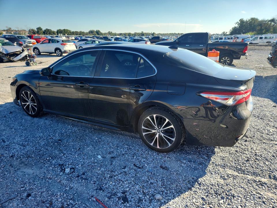 Снимка 2 от търг – 2018 TOYOTA CAMRY с VIN 4T1B11HK6JU650281