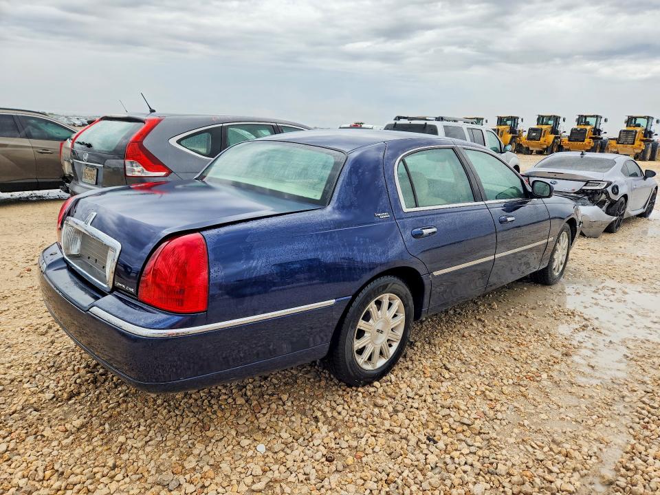Photo 3 from auction – 2009 LINCOLN TOWN CAR with VIN 2LNHM82V89X621592