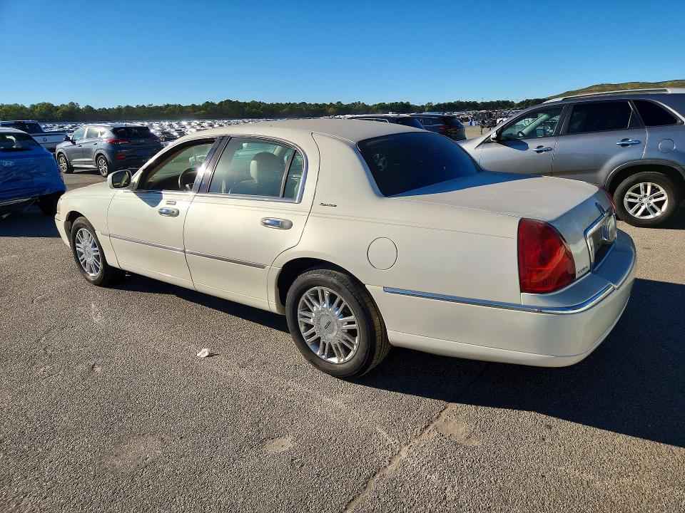 Снимка 2 от търг – 2007 LINCOLN TOWN CAR с VIN 1LNHM81WX7Y624209