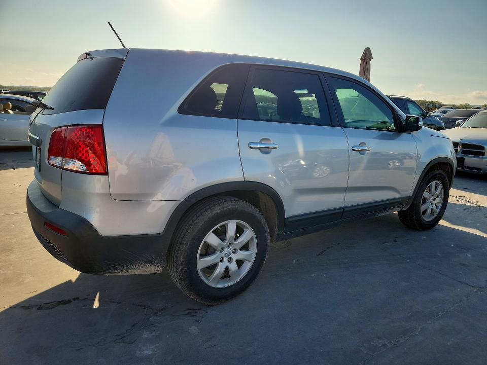 Photo 3 from auction – 2013 KIA SORENTO with VIN 5XYKT3A14DG332418