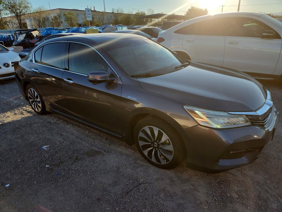 Снимка 4 от търг – 2017 HONDA ACCORD с VIN JHMCR6F76HC020109
