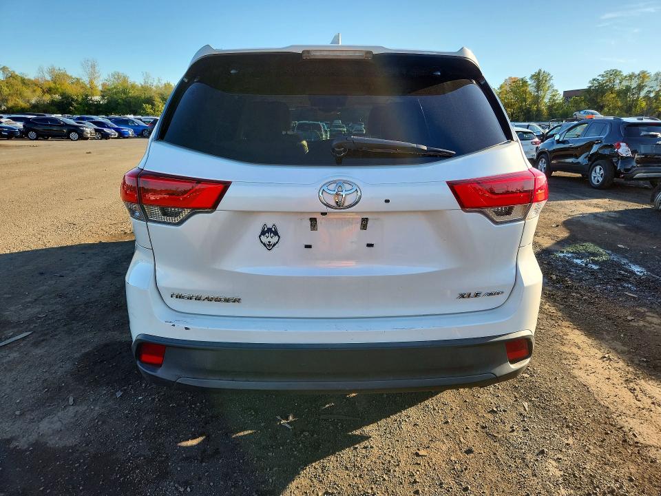 Photo 6 from auction – 2018 TOYOTA HIGHLANDER with VIN 5TDJZRFH5JS864343