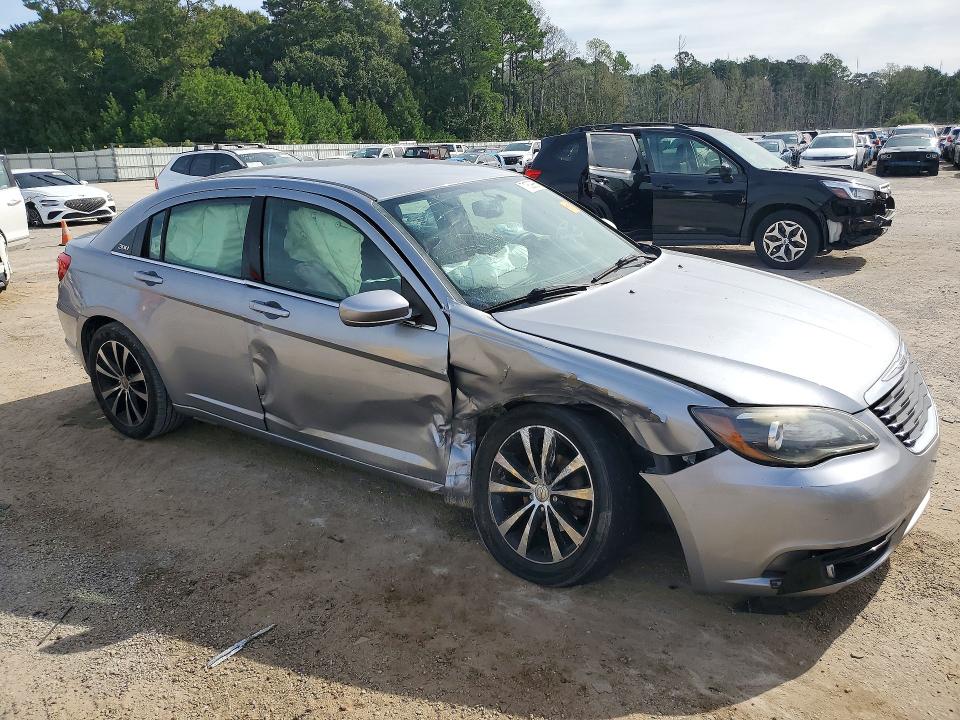 Снимка 4 от търг – 2014 CHRYSLER 200 с VIN 1C3CCBBB1EN178769