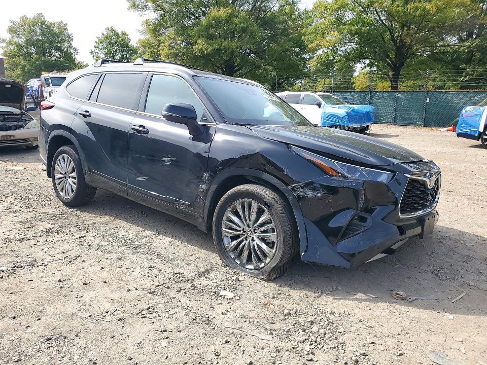 Снимка 4 от търг – 2025 TOYOTA HIGHLANDER HYBRID с VIN 5TDEBRCH8SS685838