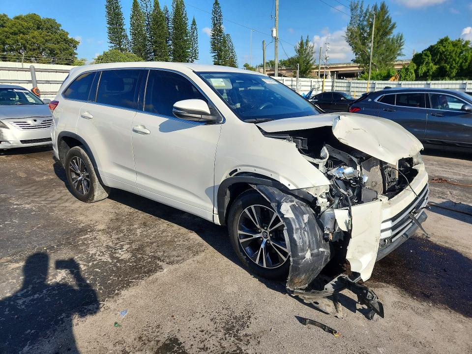 Photo 4 from auction – 2018 TOYOTA HIGHLANDER with VIN 5TDZZRFH9JS273001