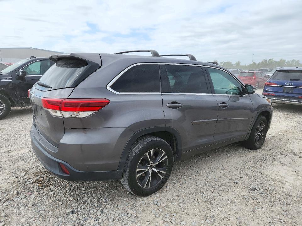 Снимка 3 от търг – 2018 TOYOTA HIGHLANDER с VIN 5TDZZRFH3JS254721