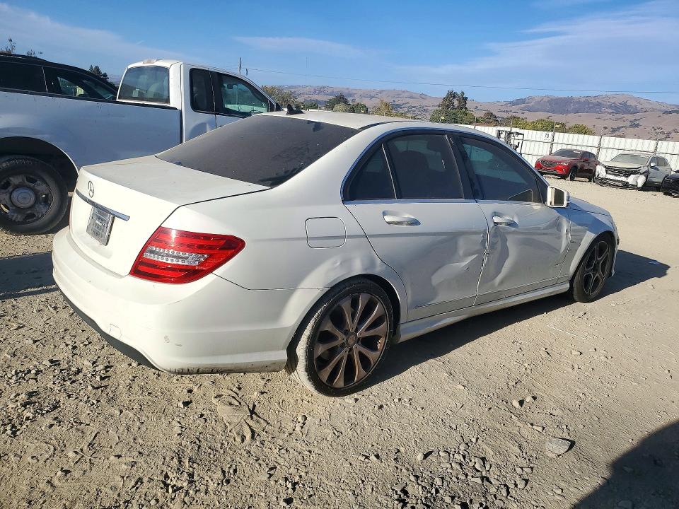 Снимка 3 от търг – 2012 MERCEDES-BENZ C с VIN WDDGF4HB2CA641097