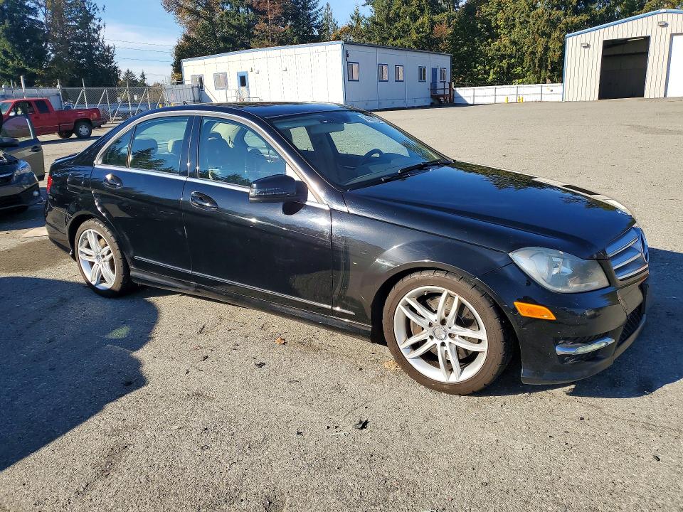 Снимка 4 от търг – 2013 MERCEDES-BENZ C с VIN WDDGF8AB4DR288771
