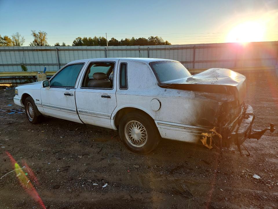 Снимка 2 от търг – 1997 LINCOLN TOWN CAR с VIN 1LNLM82W5VY742450