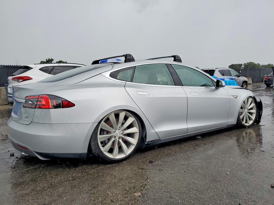 Снимка 3 от търг – 2013 TESLA MODEL S с VIN 5YJSA1CN4DFP04115