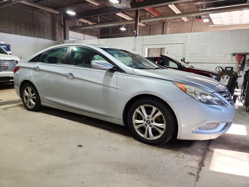 Снимка 4 от търг – 2011 HYUNDAI SONATA с VIN 5NPEC4AC3BH087153