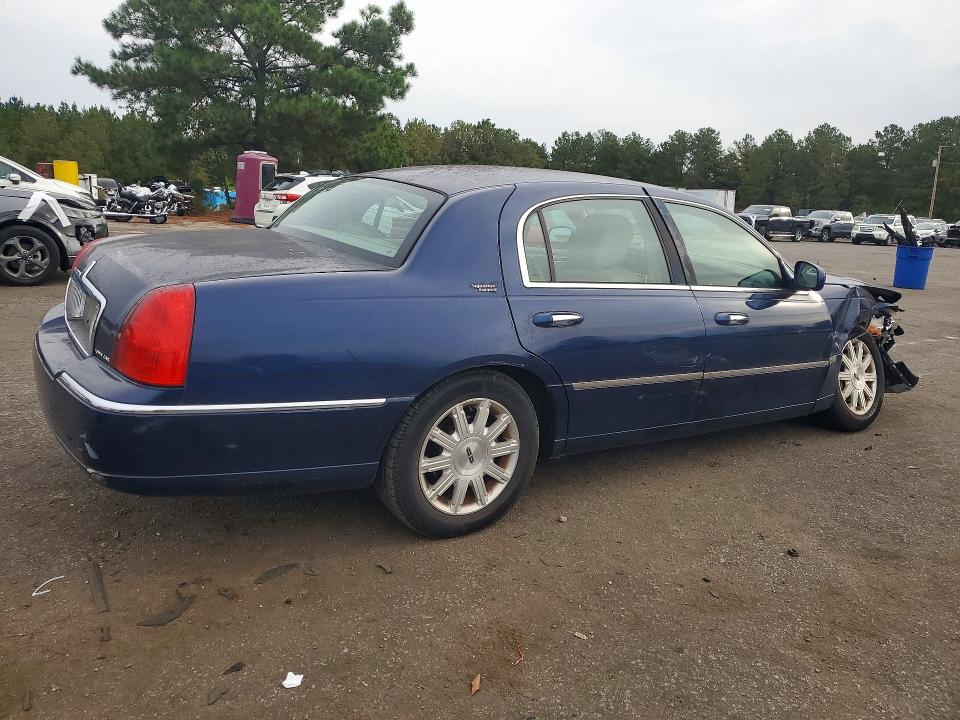 Photo 3 from auction – 2011 LINCOLN TOWN CAR with VIN 2LNBL8CV8BX754074