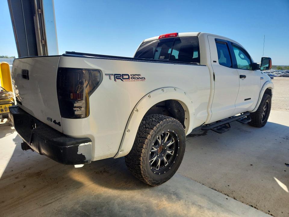 Photo 3 from auction – 2011 TOYOTA TUNDRA with VIN 5TFUW5F12BX180010