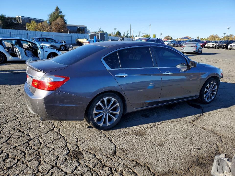 Photo 3 from auction – 2015 HONDA ACCORD with VIN 1HGCR2F52FA210881