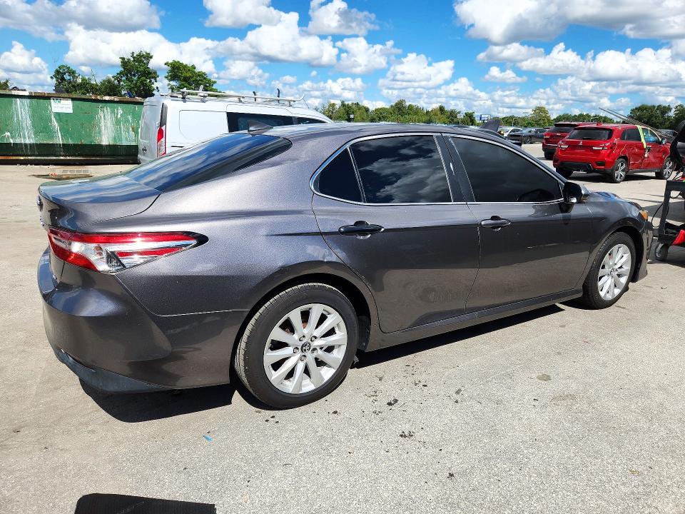 Снимка 3 от търг – 2018 TOYOTA CAMRY с VIN 4T1B11HK2JU567849