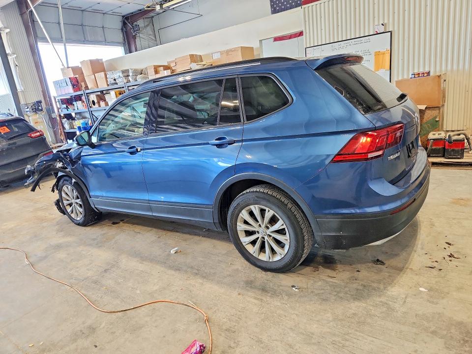 Снимка 2 от търг – 2018 VOLKSWAGEN TIGUAN с VIN 3VV0B7AX1JM105838
