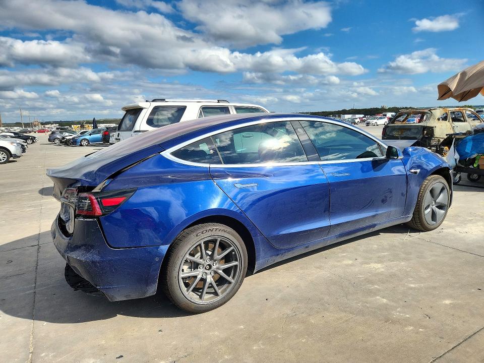 Снимка 3 от търг – 2018 TESLA MODEL 3 с VIN 5YJ3E1EA0JF017048