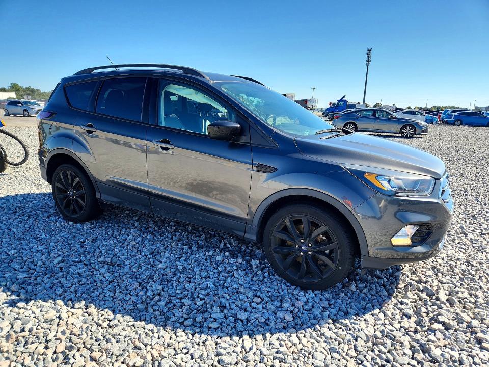 صورة رقم 4 من المزاد - 2018 FORD ESCAPE مع VIN 1FMCU9GD1JUC16573