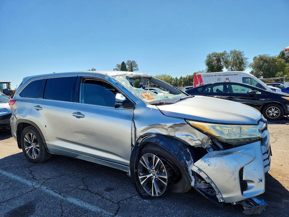 Снимка 4 от търг – 2018 TOYOTA HIGHLANDER с VIN 5TDBZRFH8JS807414