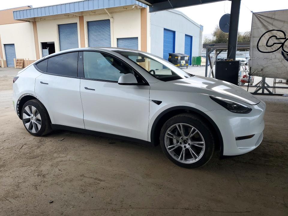 Снимка 4 от търг – 2023 TESLA MODEL Y с VIN 7SAYGDEE4PF621170