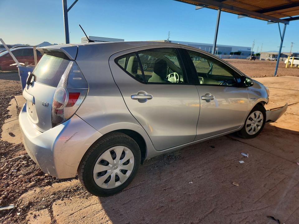 Снимка 3 от търг – 2014 TOYOTA PRIUS C с VIN JTDKDTB31E1559189