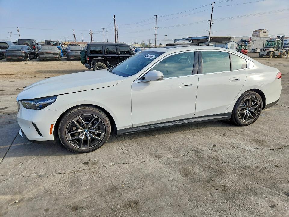 BMW 530 2027 مع رقم تعريف المركبة WBA43FJ04VCY01091 - صورة من المزاد