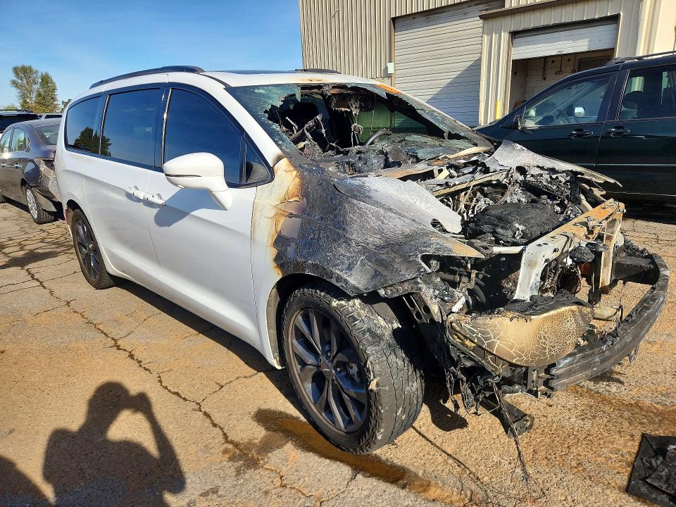Photo 4 from auction – 2018 CHRYSLER PACIFICA with VIN 2C4RC1GG0JR158157