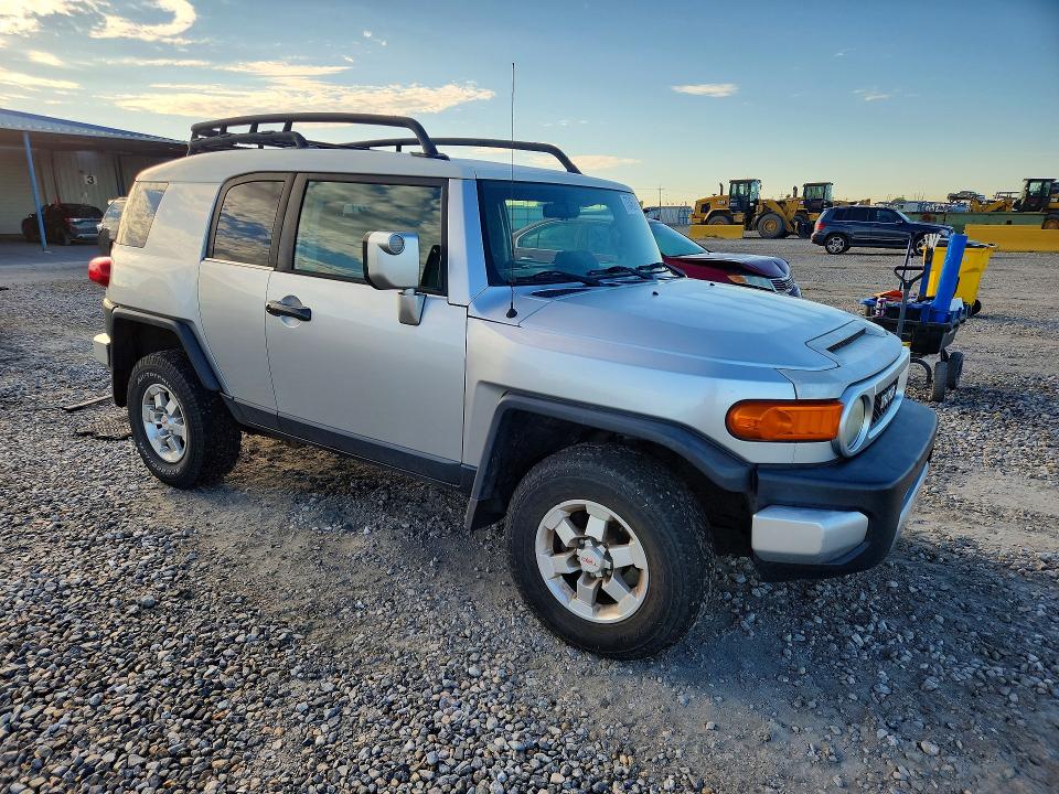 Снимка 4 от търг – 2007 TOYOTA FJ CRUISER с VIN JTEBU11F970002860