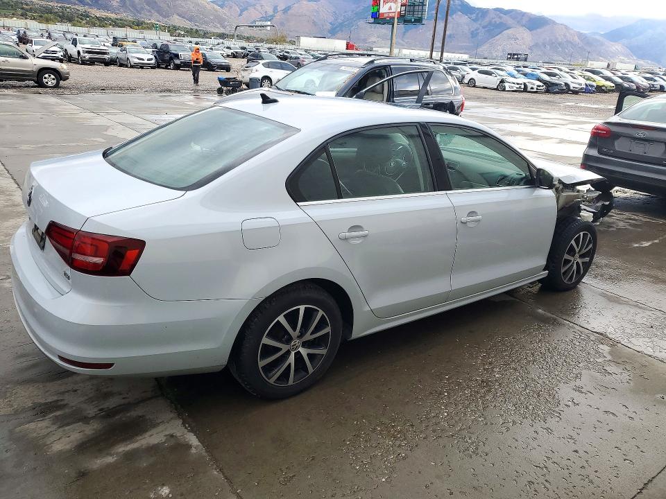 Снимка 3 от търг – 2017 VOLKSWAGEN JETTA с VIN 3VWDB7AJ7HM260803