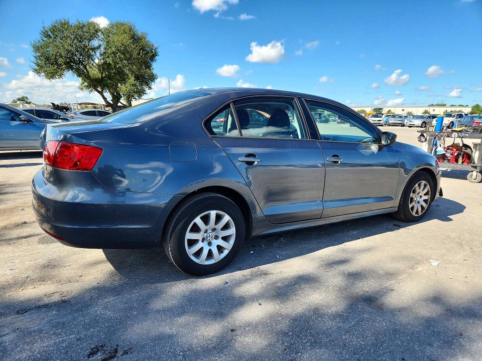 Снимка 3 от търг – 2011 VOLKSWAGEN JETTA с VIN 3VW2K7AJ3BM103932