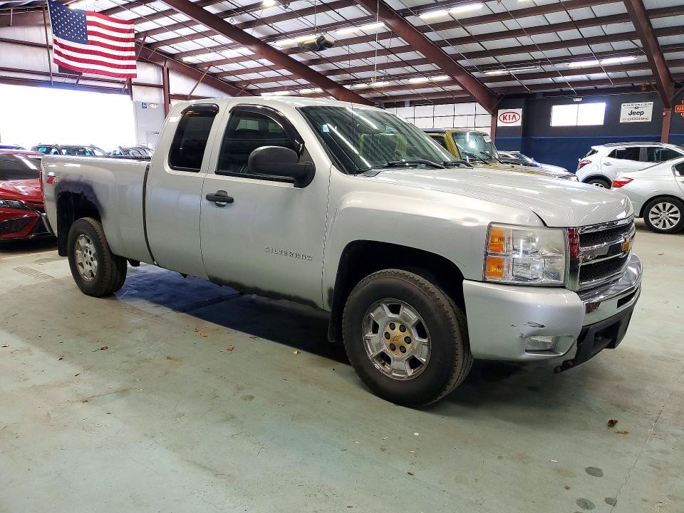 Снимка 4 от търг – 2011 CHEVROLET SILVERADO с VIN 1GCRKSE32BZ266523