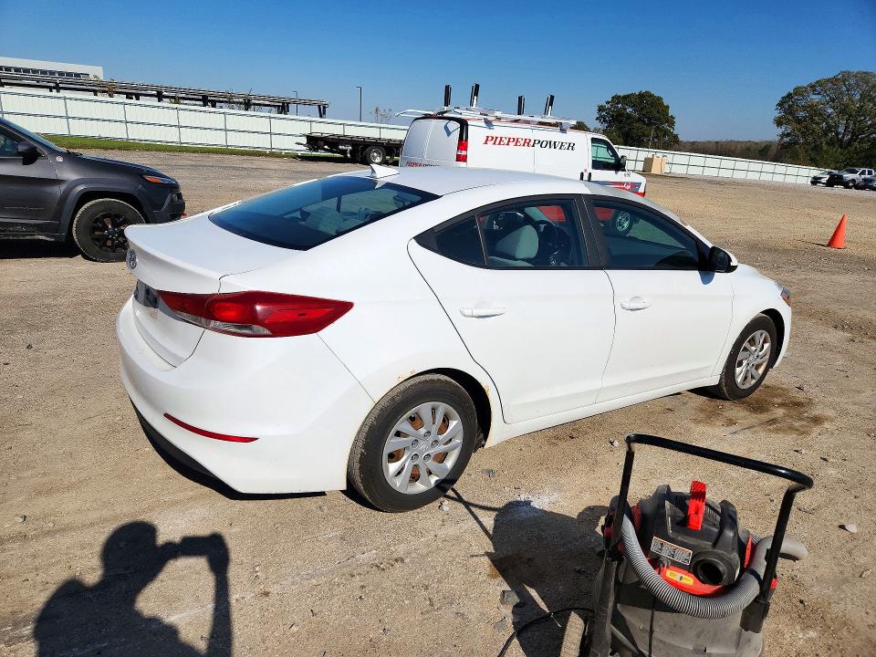 Снимка 3 от търг – 2017 HYUNDAI ELANTRA с VIN 5NPD74LF5HH182359