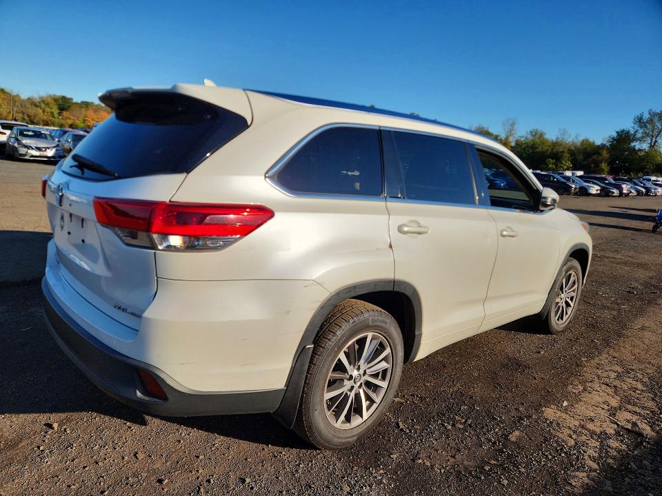 Photo 3 from auction – 2018 TOYOTA HIGHLANDER with VIN 5TDJZRFH5JS864343