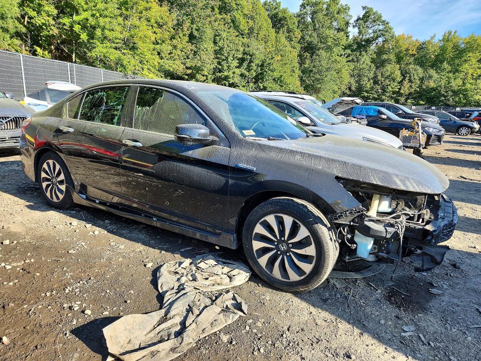 Фото 4 с аукциона – 2017 HONDA ACCORD с VIN JHMCR6F73HC011027