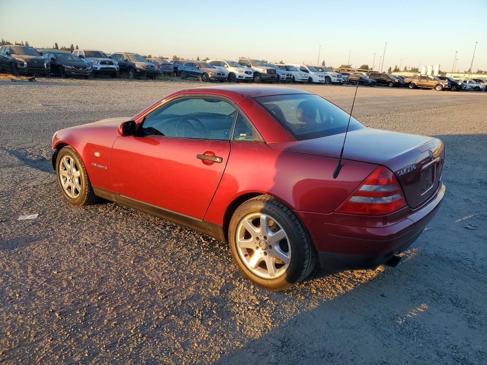 Снимка 2 от търг – 1999 MERCEDES-BENZ SLK с VIN WDBKK47F5XF090160