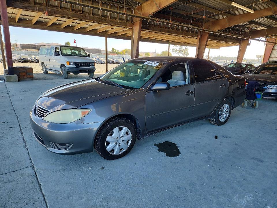 TOYOTA CAMRY 2005 с VIN 4T1BE32KX5U944653 - Снимка от търг
