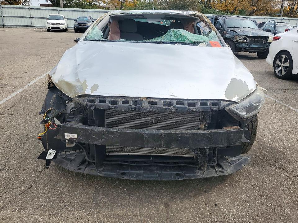 Снимка 5 от търг – 2018 HYUNDAI ELANTRA с VIN 5NPD84LF1JH290061